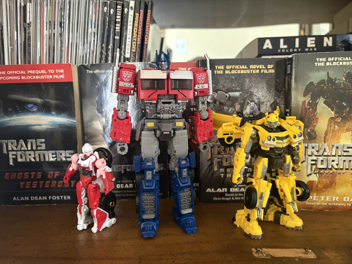 Ian_Fahringer's tweet image. #TeamPrime: #TransformersKnightverse style 😎 #OptimusPrime #Bumblebee #ArceeTransformers