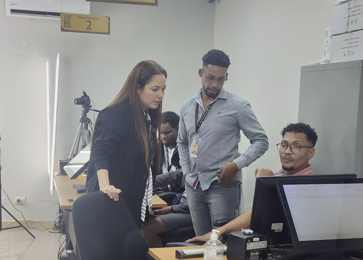 juntacentral's tweet photo. La miembro titular del #PlenoJCE, Hirayda Fernández Guzmán, realizó recorridos de supervisión por Centros de Cedulación en Guayacanes, San Pedro de Macorís, Consuelo y Hato Mayor, como parte del seguimiento a la jornada de emisión de la #NuevaCédulaRD. 🇩🇴 https://t.co/PIlJw3DTN5