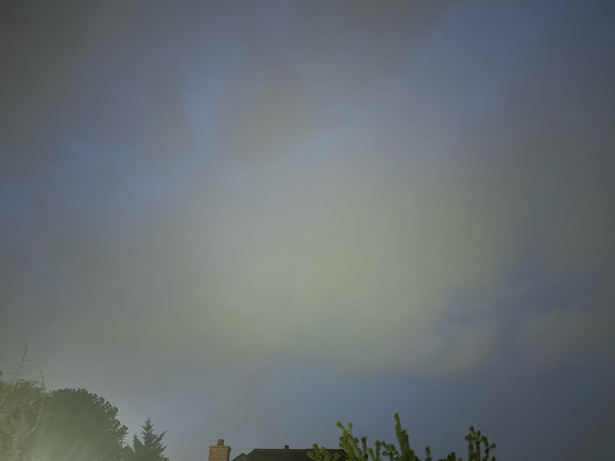 LisaAHiggin's tweet image. If we’re .. miles apart
When we’re standing in the dark …..🕊️💛
We’re still looking at the same clouds 🌧️ 
I’d cross oceans and galaxies for you 🌟🌊🪐
#lookup➡️
#exciting
#aura
#plectrum
#therealdeal🌈
#unique💛