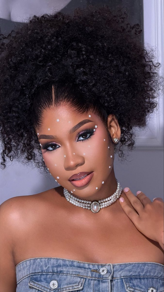 ebele_mbelu's tweet image. Created this look for my model today and oh my days 
She is a queen 
So ethereal ✨❤️
What caption would you give this look ?? 

#trending #fyp