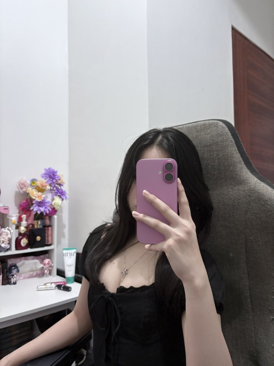 chick3njoyce's tweet photo. 🤳🏻 https://t.co/GxDhq0M2Qg