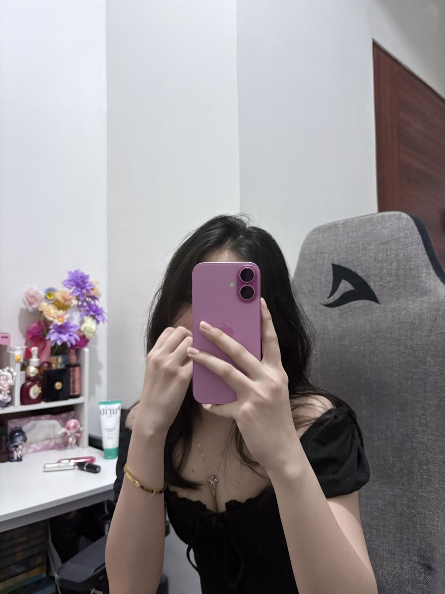 chick3njoyce's tweet photo. 🤳🏻 https://t.co/GxDhq0M2Qg