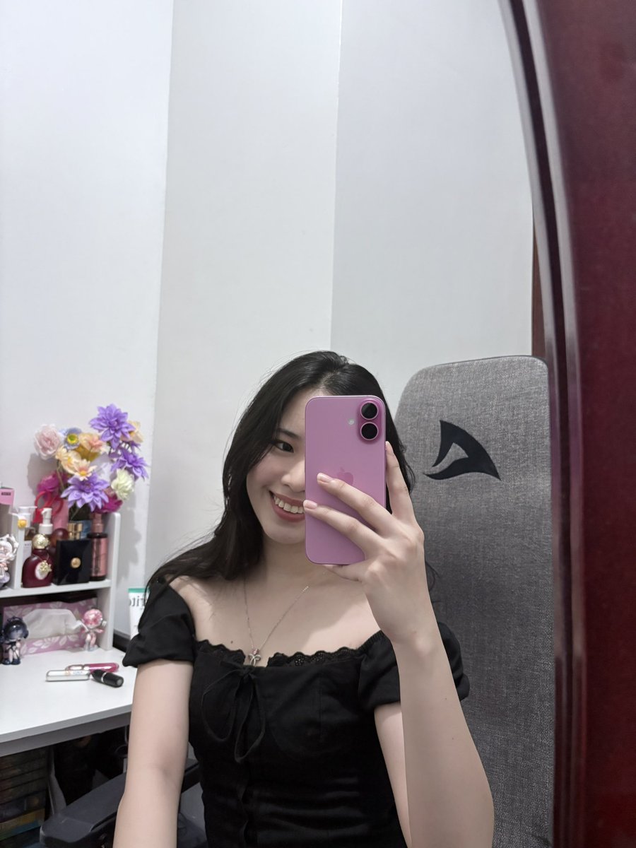 chick3njoyce's tweet photo. 🤳🏻 https://t.co/GxDhq0M2Qg