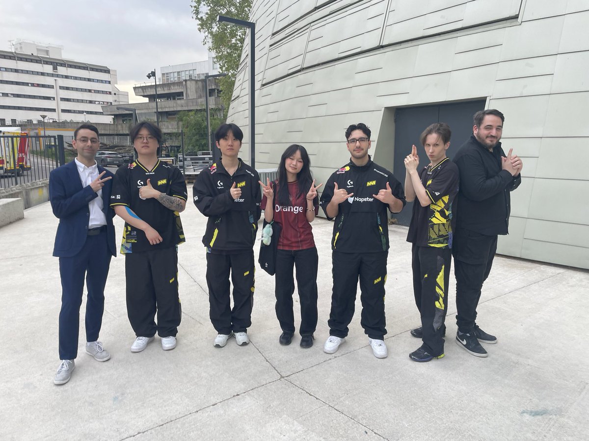 jssvrte's tweet image. vous voyez après cette photo on pouvait faire des solo pic et j’étais tellement contente après ma photo avec maynter que j’ai oublié de demande pour les autres joueurs et après d’autres personnes sont arrivées et j’ai plus osé #regret #suicide #tuermoi