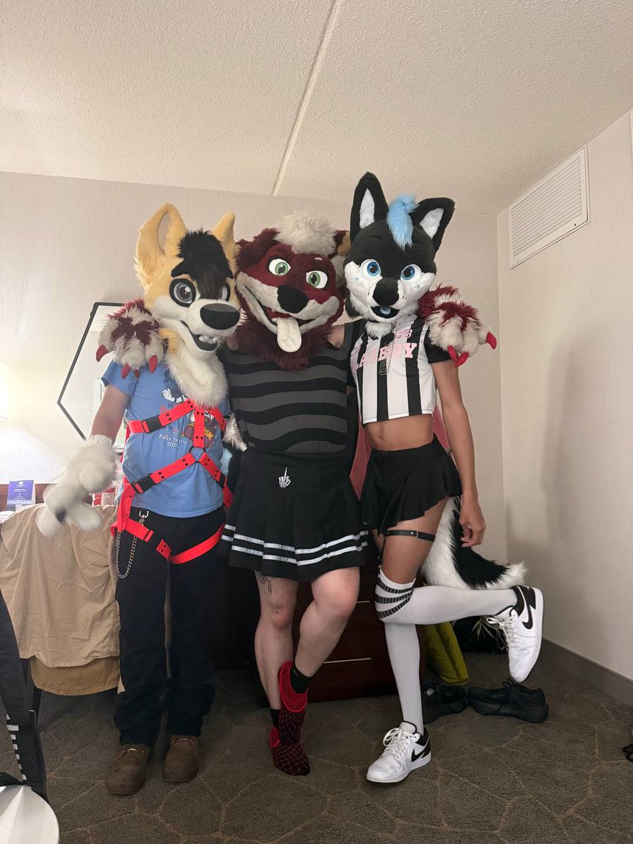 PunkTheYeen tweet media