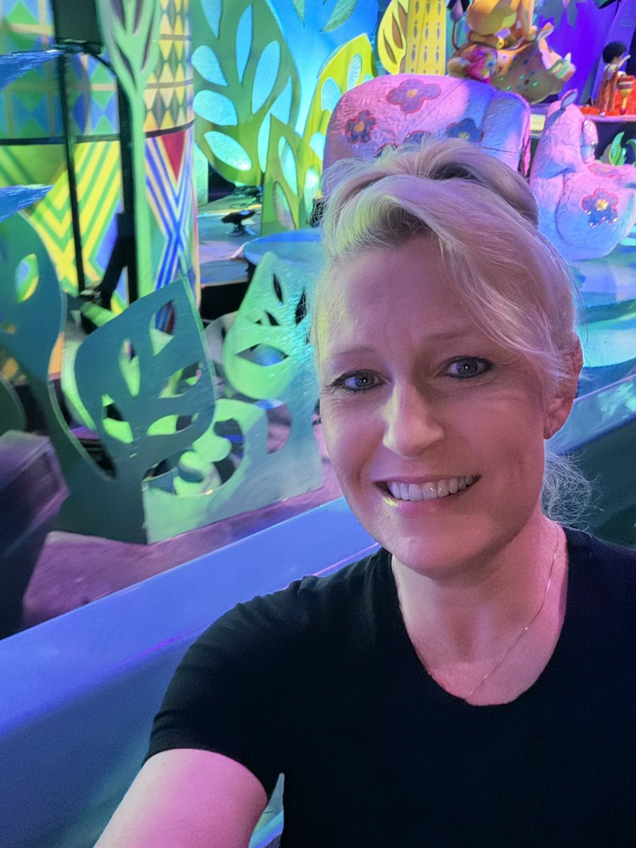 TheOneAbsolute's tweet photo. Partying at It’s a Small World!!! 🌎🎉 https://t.co/aNK0sZnmQ4