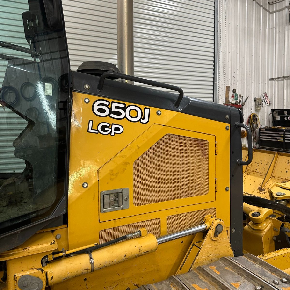 tnt_customs's tweet image. Fresh. Clean. Ready to work.

Equipment decals refreshed and built to last - premium ultra tack vinyl for the toughest jobs.

#EquipmentDecals #HeavyEquipment #CustomGraphics #RedDeer #qualitythatsticks

••• THE SHOP - @tntcustomsgraphics @tntkits