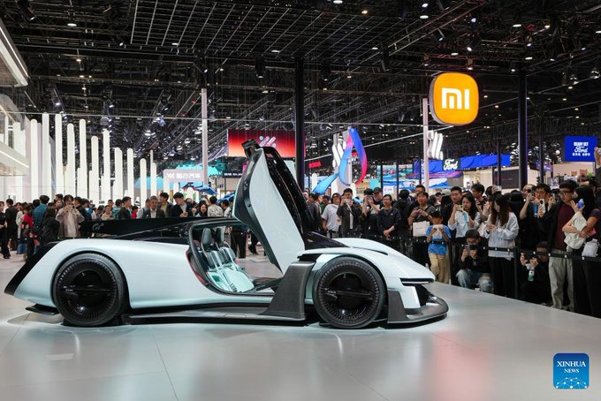 ChinaEUMission's tweet image. The 2026 #Beijing International Automotive Exhibition held its first trade day on Sunday, drawing crowds for its 1,451 #vehicles on display -- 181 of them premieres and 71 concept cars. 

The show in China's capital city has set a new global record for scale, spanning 380,000