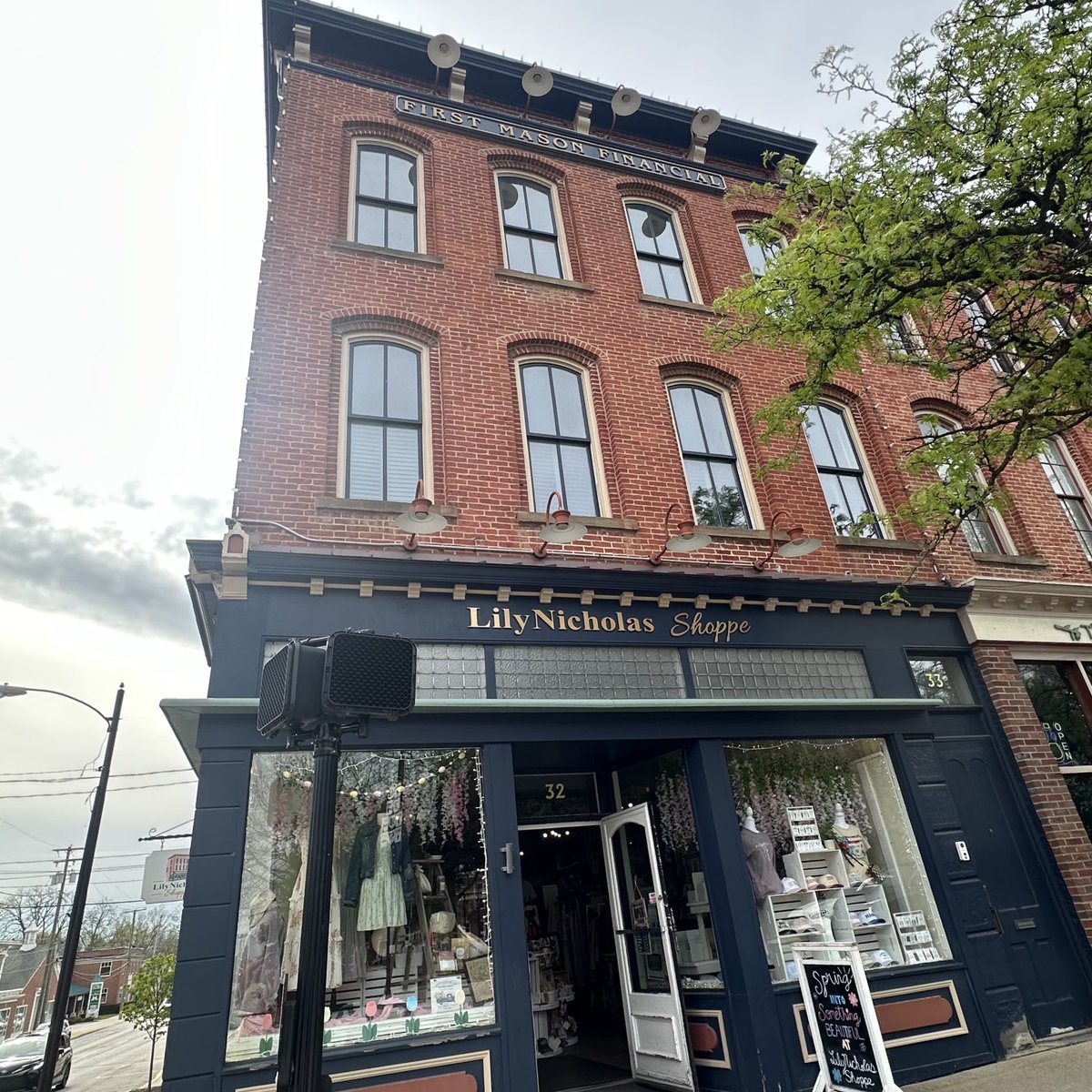 the_mighty_bee_'s tweet image. 32/33 was the restaurant and hangout of the #general ⁦@USArmy⁩ in the 80s and 90s and where they got “#hookers” #medina #Wednesday #ohio #drinking #smoking #cigarettes sometimes he didn’t come home so Mary always had me go with her to keep company ⁦@SecretService⁩ @UN