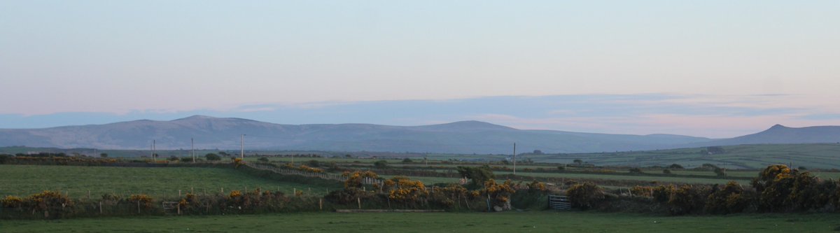 emlynevan's tweet photo. Last check on some sheep on #Bigni a #fieldwithaview #sunset Teifi #estuary Preseli #Mountains π΄σ §σ ’σ ·σ ¬σ ³σ Ώ https://t.co/IySztzXFok