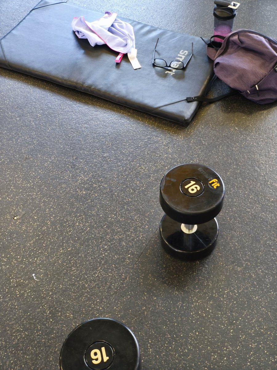 SoyKerwin's tweet photo. Iniciando la semana con entrenamiento funcional, les comparto lo que hice el día de hoy:
30 minutes of running
10 rounds with 16 kg dumbbells:
4 deadlifts
4 hang cleans
4 thrusters.
#fitness #SoyKerwin #Venezolano #Funcionales #Colombia https://t.co/hSQj8XMbmQ