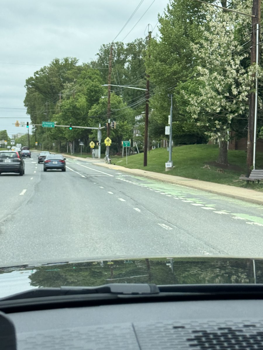 ericjellman's tweet photo. Montgomery Co. can NEVER be safe for biking if bike lanes unprotected. (L) Old G'town/Edson. W/out bollards, cars use bike lane for turns. I see this all the time. (R) Old G'town/Tuckerman. W/ bollards, cars use bike lane for turns. 
@WABADC
@Andrew_Friedson
@EvanMGlass
@mcpnews https://t.co/5hsEqBDeOX
