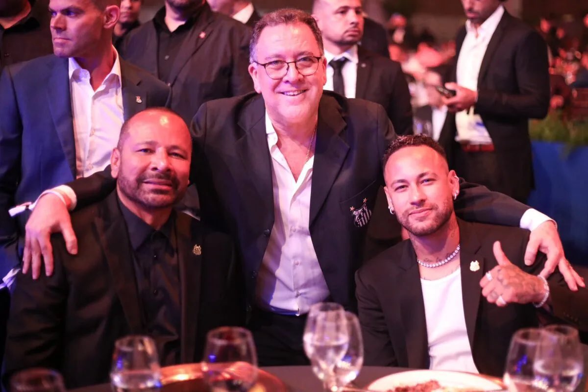 Grupo de 17 conselheiros do Santos protocola pedido para tentar anular contrato de repactuação da dívida do clube com a empresa de Neymar Pai.

O principal questionamento é que a diretoria teria dado um bem imóvel do clube (CT Meninos da Vila) como garantia sem aprovação do