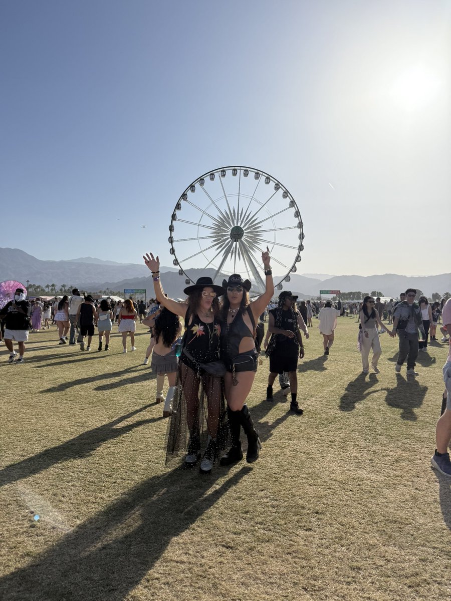 🎡✨🎤 day 1 of bieberchella 🎤✨🎡

💋 year 10 of coachella with my mommy!!!! 

👑 family tradition 

#coachella #bieberchella #bieber #justinbieber #motherdaughtergoals