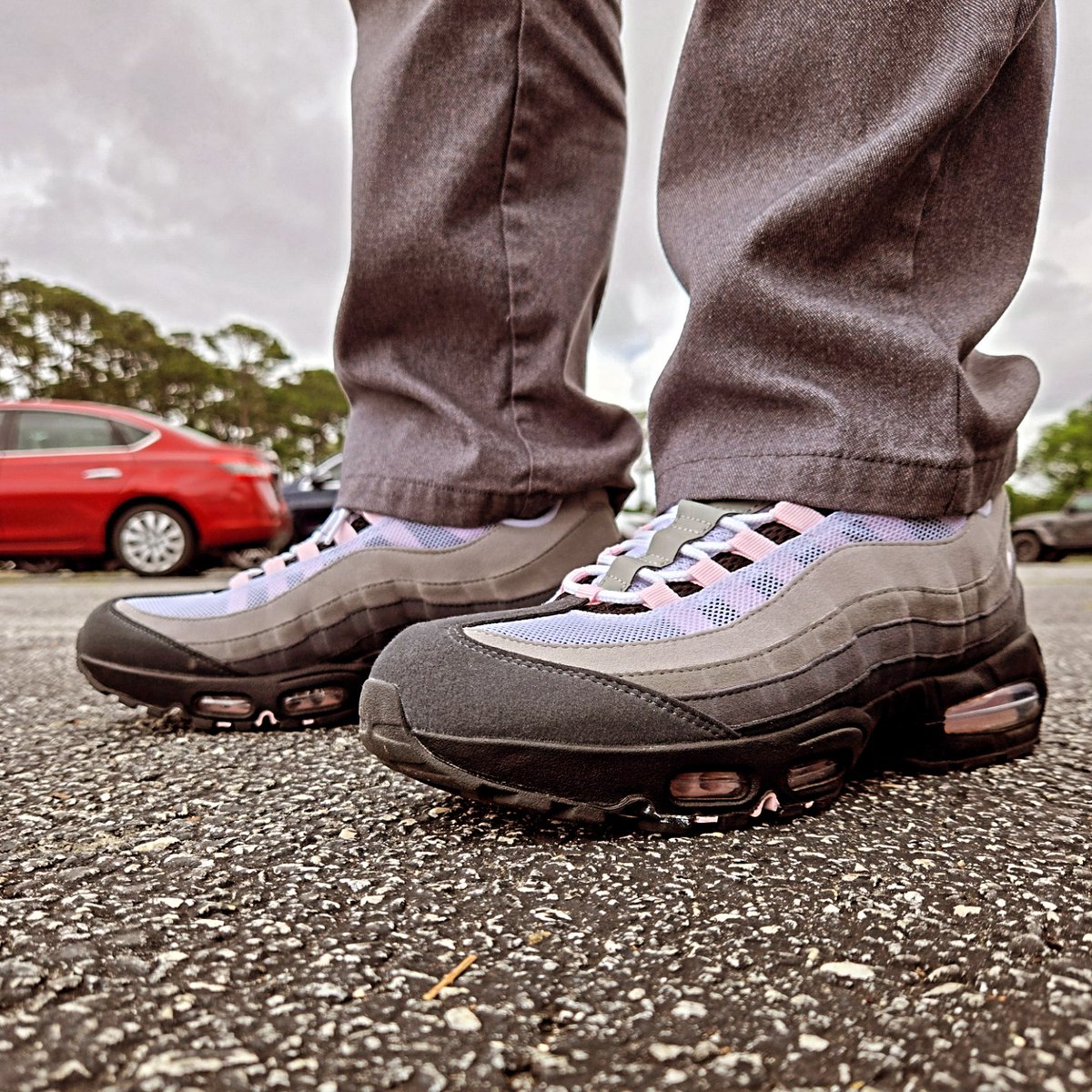 xbenzerox's tweet image. I love pink.  Pink on sneakers makes me want to buy it immediately.  Nike Airmax 95 Pink Foam #workfits #sneakers #sneakerhead #sneakercollection #airmax95