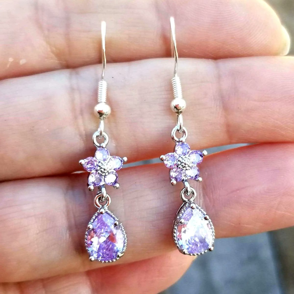 TrendingNowGift's tweet image. Floral Sterling Silver Alexandrite Dangle Earrings #earrings #alexandrite #alexandriteearrings #dangleearrings #silverearrings #bridaljewelry #wedding #handmadegift #Mothersday #mothersdaygifts #graduationgift #bridal #handmadegifts #etsy
 
 etsy.me/4bbn5uL via @Etsy