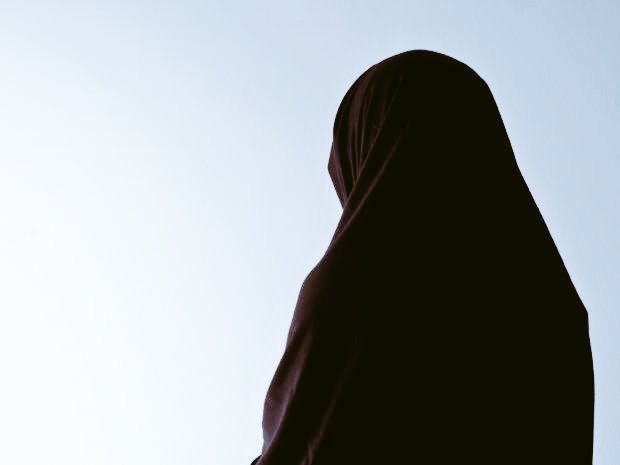 يقول الشاعر ..

لاجات محتشمه تفوق المزايين
ماهي على الموضه سريعه أخطاها

تمشي على العادات والشرع والدين
مستوره وزايد  .. حلاها حياها