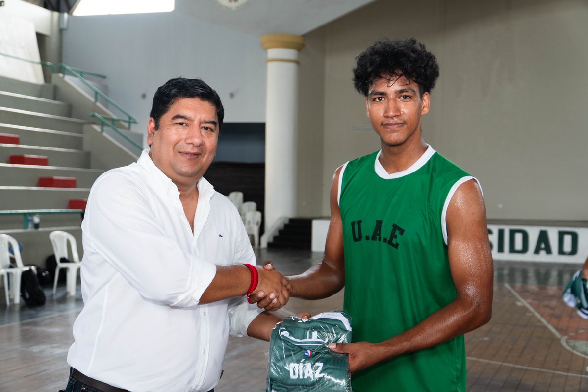 uae_agraria's tweet image. La Universidad Agraria del Ecuador impulsa el deporte 💚🏀

Se realizó la entrega de uniformes para nuestro equipo de básquetbol, que ahora se viste de verde para representar con orgullo a la UAE.

#UAE #BasketUAE #DeporteUAE #OrgulloVerde @ces_ec