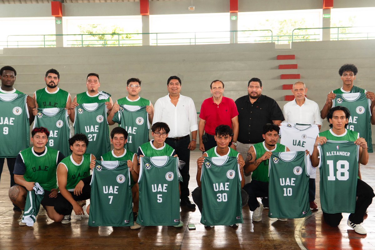 uae_agraria's tweet image. La Universidad Agraria del Ecuador impulsa el deporte 💚🏀

Se realizó la entrega de uniformes para nuestro equipo de básquetbol, que ahora se viste de verde para representar con orgullo a la UAE.

#UAE #BasketUAE #DeporteUAE #OrgulloVerde @ces_ec