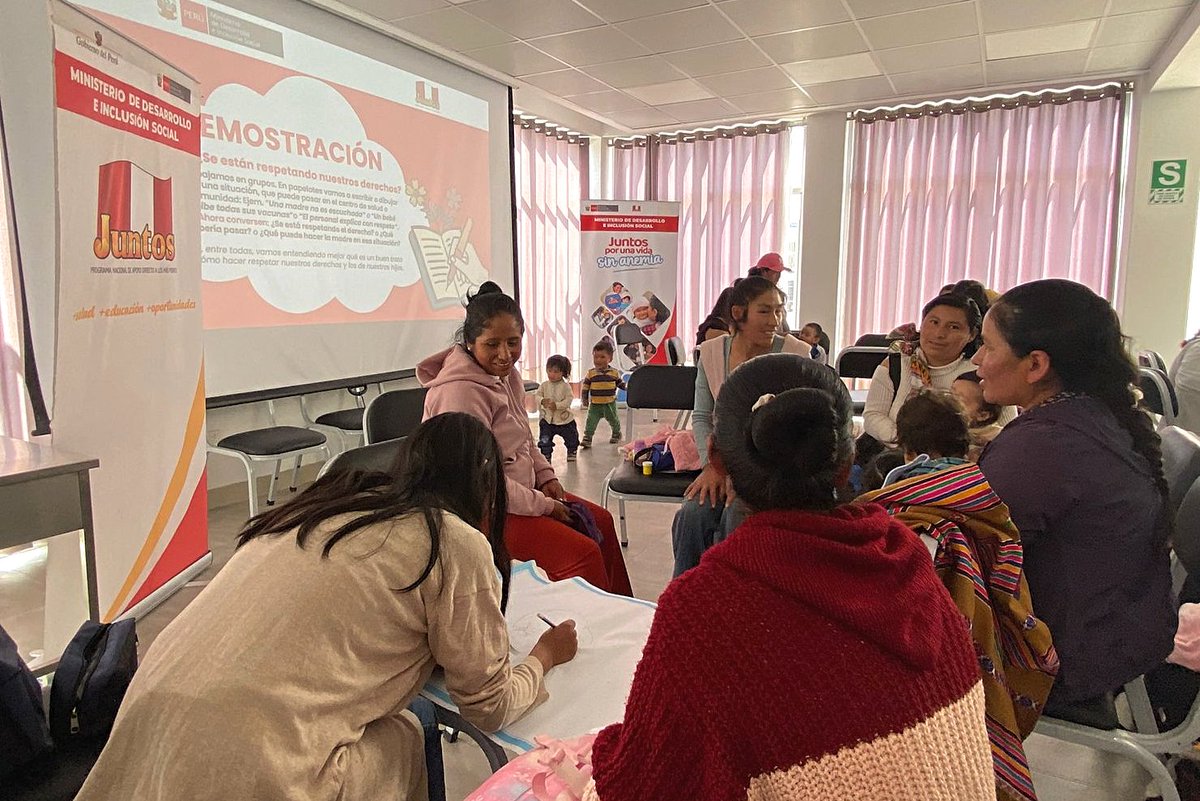 Midisjuntos's tweet image. 📍#Arequipa | El #ProgramaJuntos, junto a la Municipalidad Distrital de Cayma, realizó la segunda jornada del taller “Juntos por una vida sin anemia”, donde más de 40 madres fortalecieron sus conocimientos sobre alimentación saludable.
#NotaDePrensa: gob.pe/es/n/1383732