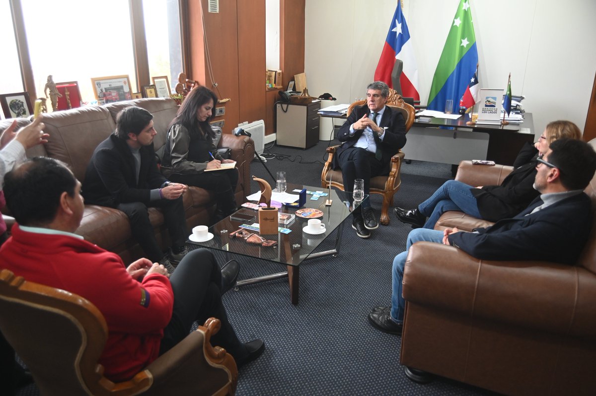 GoreLosLagos's tweet photo. 🤝 El gobernador @ale_santanat se reunió con la Comisión de Descentralización del @core_los_lagos para avanzar en más autonomía regional. Impulsamos decisiones desde el territorio, menos burocracia y mayor protagonismo de municipios para un desarrollo más justo. #LosLagos https://t.co/zZhaDnGNZQ