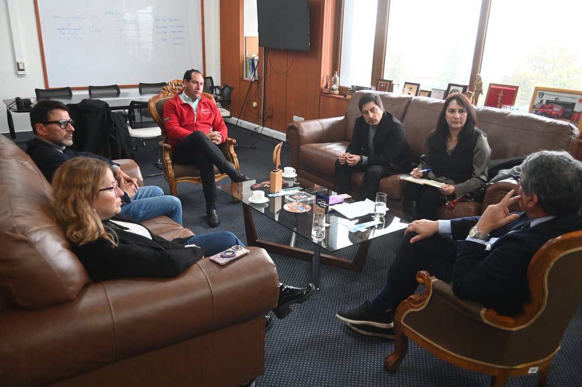 GoreLosLagos's tweet photo. 🤝 El gobernador @ale_santanat se reunió con la Comisión de Descentralización del @core_los_lagos para avanzar en más autonomía regional. Impulsamos decisiones desde el territorio, menos burocracia y mayor protagonismo de municipios para un desarrollo más justo. #LosLagos https://t.co/zZhaDnGNZQ