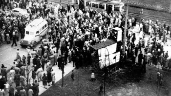Arkadiu62892963's tweet image. 66 lat temu w Nowej Hucie doszło do starć milicji z mieszkańcami, którzy protestowali przeciwko usunięciu krzyża z miejsca, gdzie miał stanąć kościół. Zatrzymano około 500 osób.#poc
