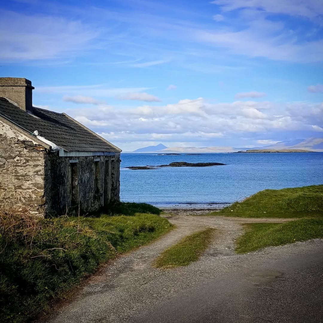 Those beautiful Bofin blues 💙 This is one incredible little island that should be on everyone's list... 🇮🇪

📸 IG/ inishbofinislandlife
📍 Inishbofin Island, Co. Galway

#Inishbofin #Galway #Ireland #VisitGalway
