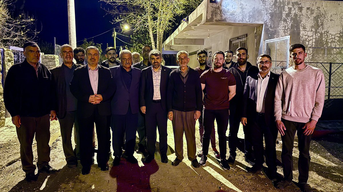 Milletvekilimiz Faruk Dinç’in Dicle ilçesindeki temaslarının son durağı, 15 Temmuz Mahalle Muhtarı Mehmet Yalçın ile Birkan ailesinin ileri gelenleri oldu.

Muhtar Yalçın ve Birkan ailesi tarafından karşılanan Milletvekilimiz Dinç, samimi bir ortamda gerçekleşen buluşmada hem