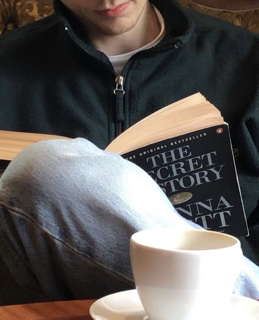 au #duskwood | the proposal 💍

onde margaret (n/p), uma temida e viciada em trabalhar, editora-chefe, diz estar noiva de jake, seu assistente, para evitar que seja deportada ✈️📚