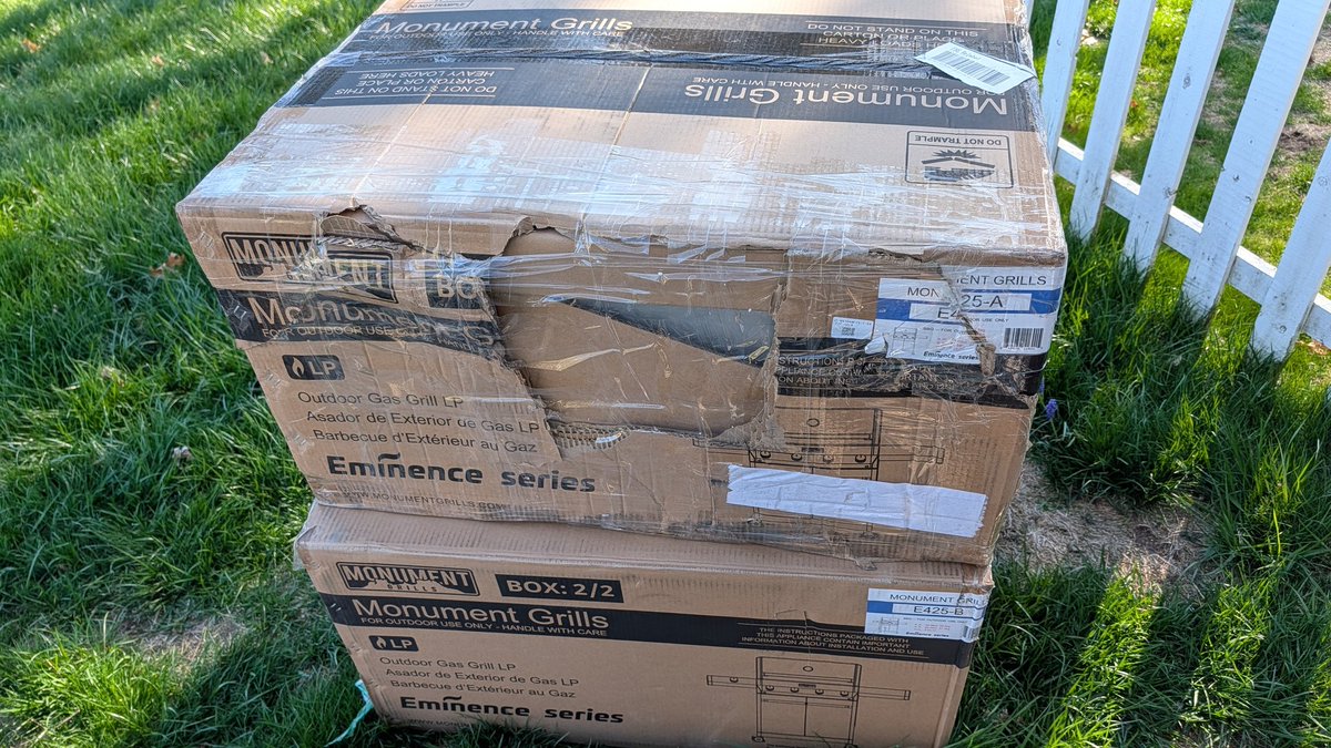 Marinermoose241's tweet image. @MonumentGrills @FedEx This is how my new grill gets delivered?!?!?! Nice first impression. #monumentgrills #fedex