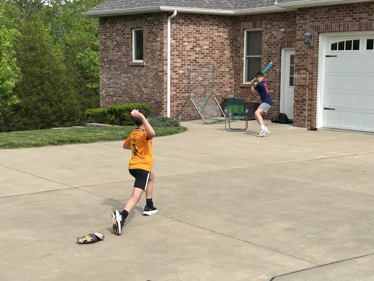 MikeFreese20's tweet image. Making the most of a weather day.  #brothers #wiffle #realuseoffoldingchair