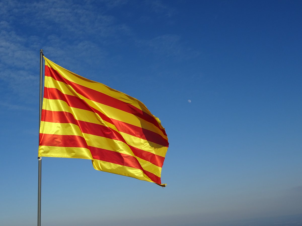 Eslampa's tweet photo. A chent catalanoparlant en Aragón se concara a dos realidaz penibles:

- Bells aragoneses que lis niegan la suya luenga, lo catalán, que se i charra dende fa 10 sieglos.

- Bells catalans que quieren furtar-lis la suya identidat aragonesa, igualment historica y  enradigada. https://t.co/FpazA97nIj