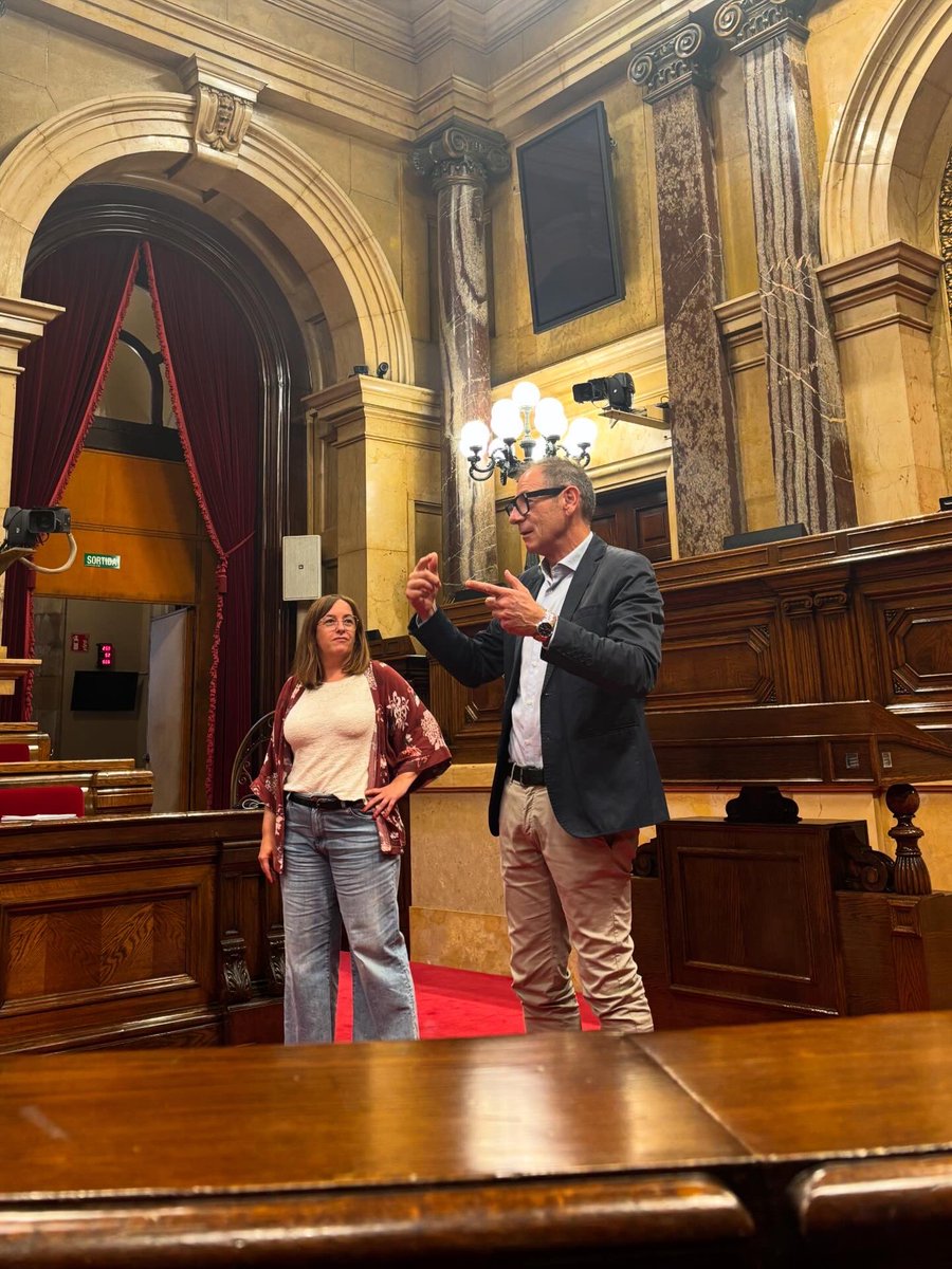 toniaira's tweet image. Tornem a la carretera! Momentàs @mastercompolin a can @parlamentcat, amb en @jescude de cicerone de luxe i amb el luxe afegit d’una conversa amb el president @joseprull que els alumnes han agraït molt, per les seves reflexions en clau #compolin i força enllà ✨ Gràcies a tots!
