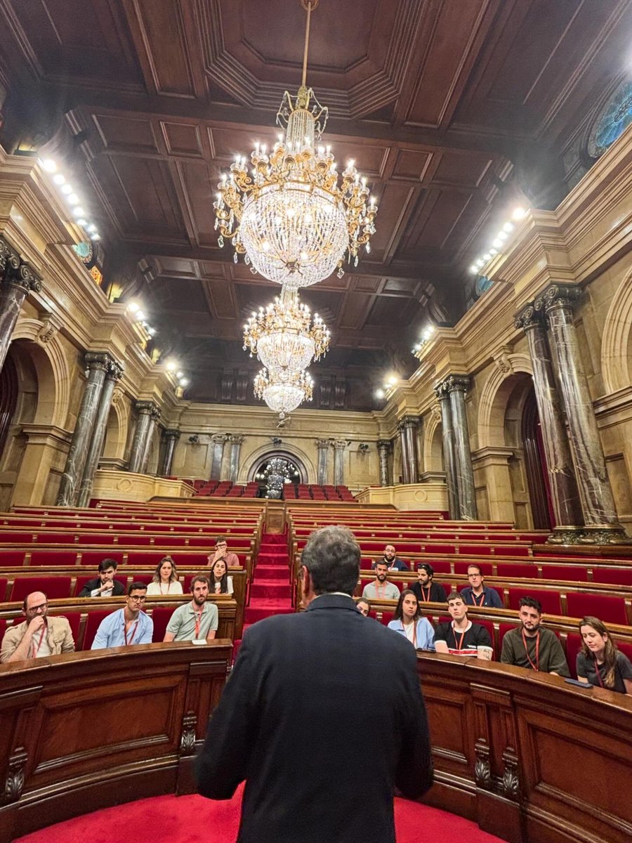 toniaira's tweet image. Tornem a la carretera! Momentàs @mastercompolin a can @parlamentcat, amb en @jescude de cicerone de luxe i amb el luxe afegit d’una conversa amb el president @joseprull que els alumnes han agraït molt, per les seves reflexions en clau #compolin i força enllà ✨ Gràcies a tots!