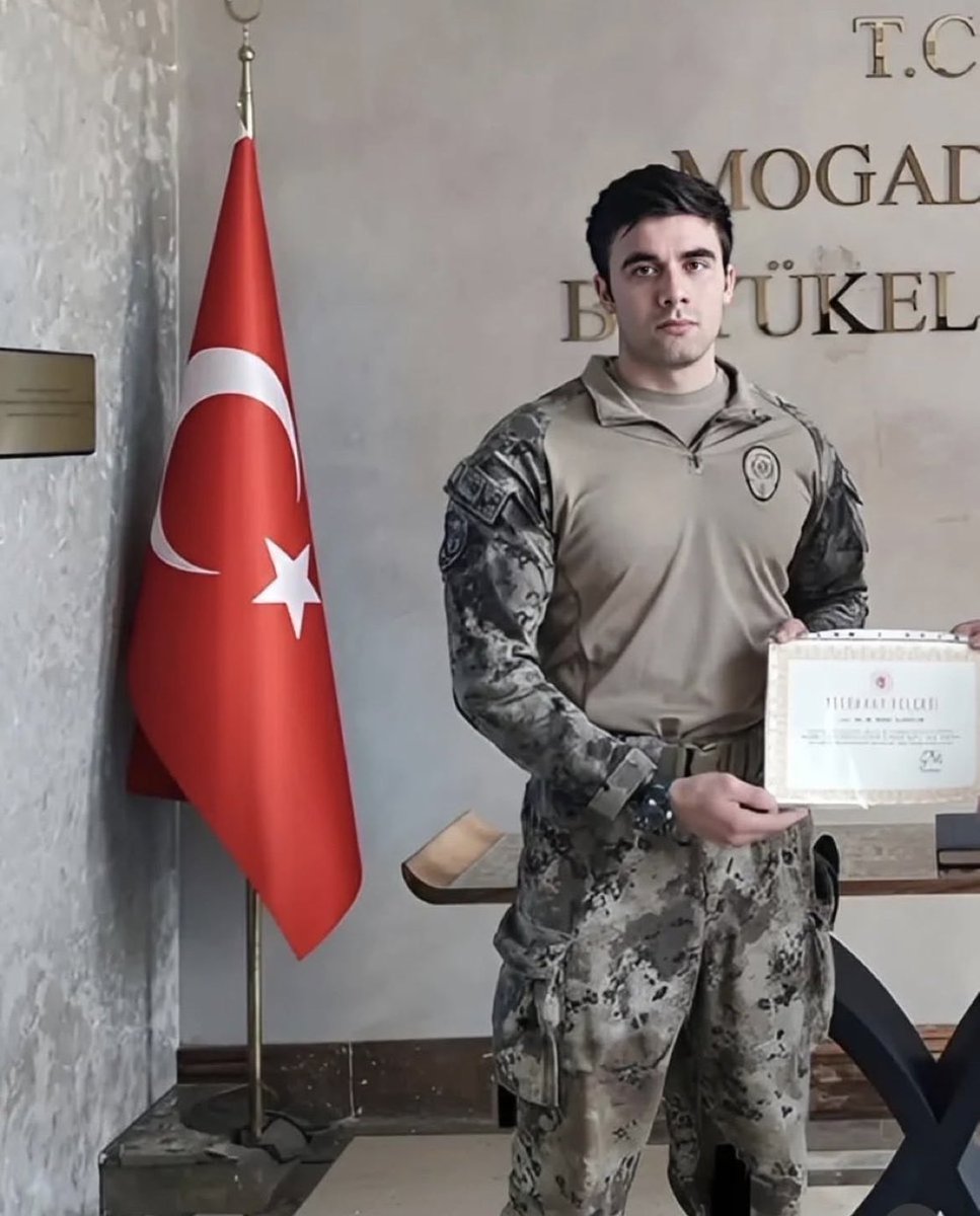 ‘’Dağ gibi yiğitleri toprağa verdik.Toprak utandı,su utandı ama onlar asla utanmadı.’’

Şehit Özel Harekât Polisi Emre Albayrak.
