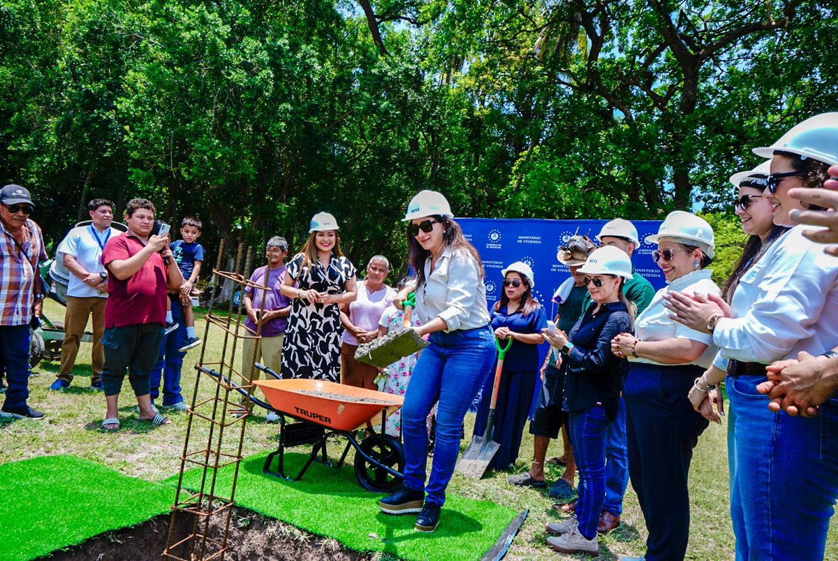 La Ministra de <a href="/ViviendaSV/">Ministerio de Vivienda - FONAVIPO</a>, <a href="/misol140/">Michelle Sol 🇸🇻</a>, junto a la titular del <a href="/MITURElSalvador/">Ministerio de Turismo</a>, <a href="/MorenaValdezSV/">Morena Valdez 🇸🇻</a>, colocaron la primera piedra del proyecto habitacional Conchalío, en La Libertad Costa, donde 180 familias de Chilama Sur 1 y 2, y Río Mar, serán beneficiadas. 

Esto es parte del