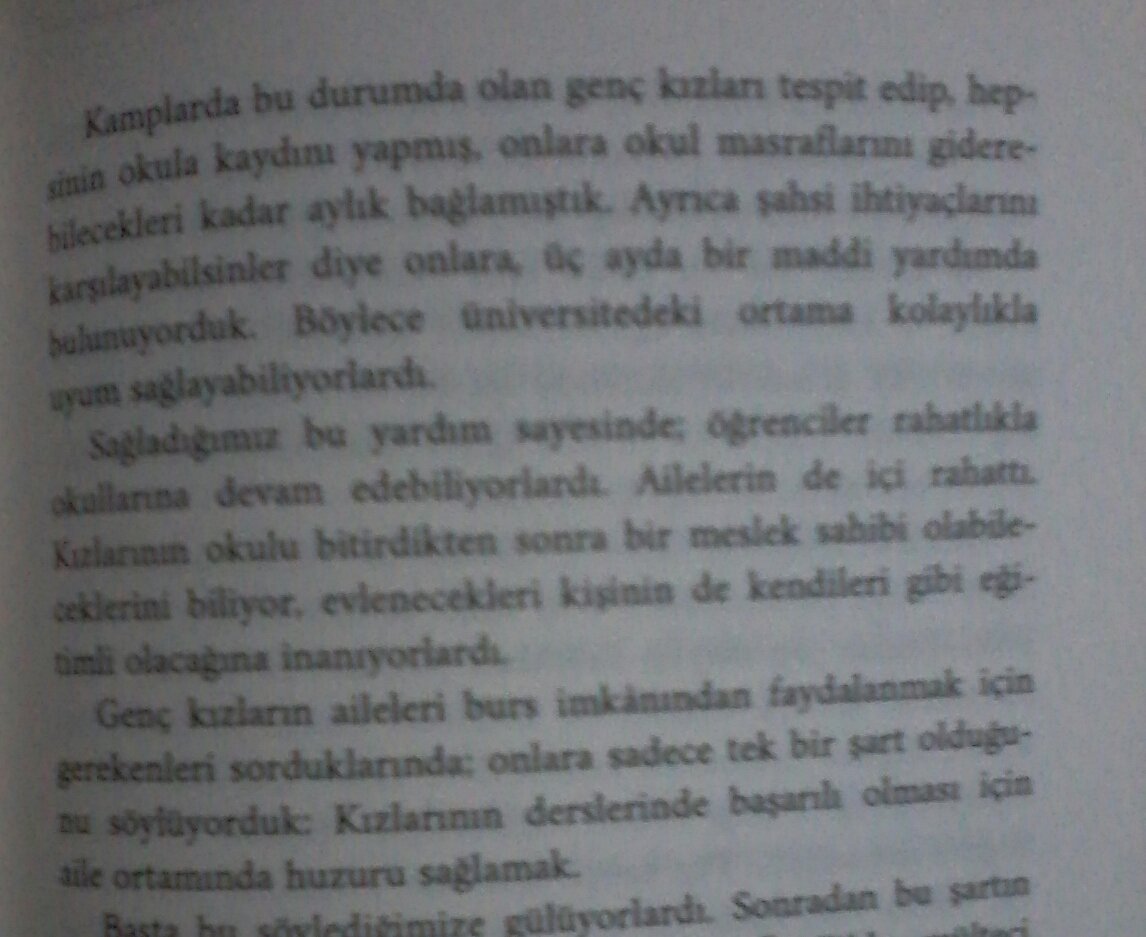 Geçen hafta okuduğum, eşi kassam savaşçı olan kadın direnişçinin hayat öyküsünün anlatıldığı kitaptan👇
Eşinin üniversite okumak istemesine destek oluyor, kaydını yaptırıyor 3.sınıfa geçtiğinde 2 çocukları oluyor. Sonra kamptaki ihtiyaç sahibi diğer kızların okumasına da destek