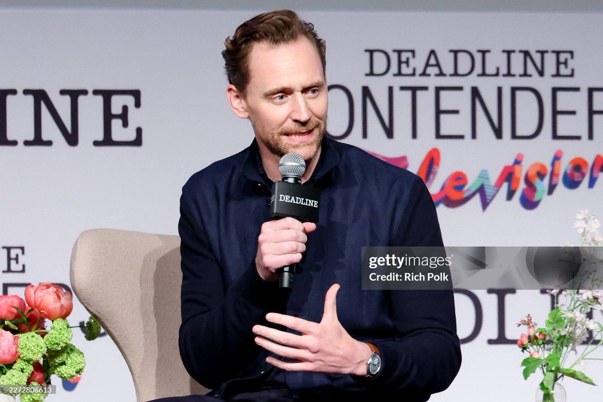 TomHidFansLATAM's tweet photo. #HiddlesNews‼️
Tom durante el panel de The Night Manager para el Deadline Contenders el día de ayer. 
Pt.2.

📷 Rich Polk.

#tonhiddleston #jonathanpine #deadlinecontenderstv #tomhiddlestonfanslatam https://t.co/2tnNvHc5MP