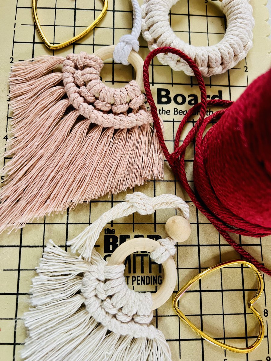 gotthecreamer's tweet image. Supper is bubbling away in the crockpot so it’s time to sit down and enjoy #macramemonday 🧶 I have quite a few projects to clean up and finish. I also want to start some new ones, of course! ☺️😍 #easy #macrame #hobby