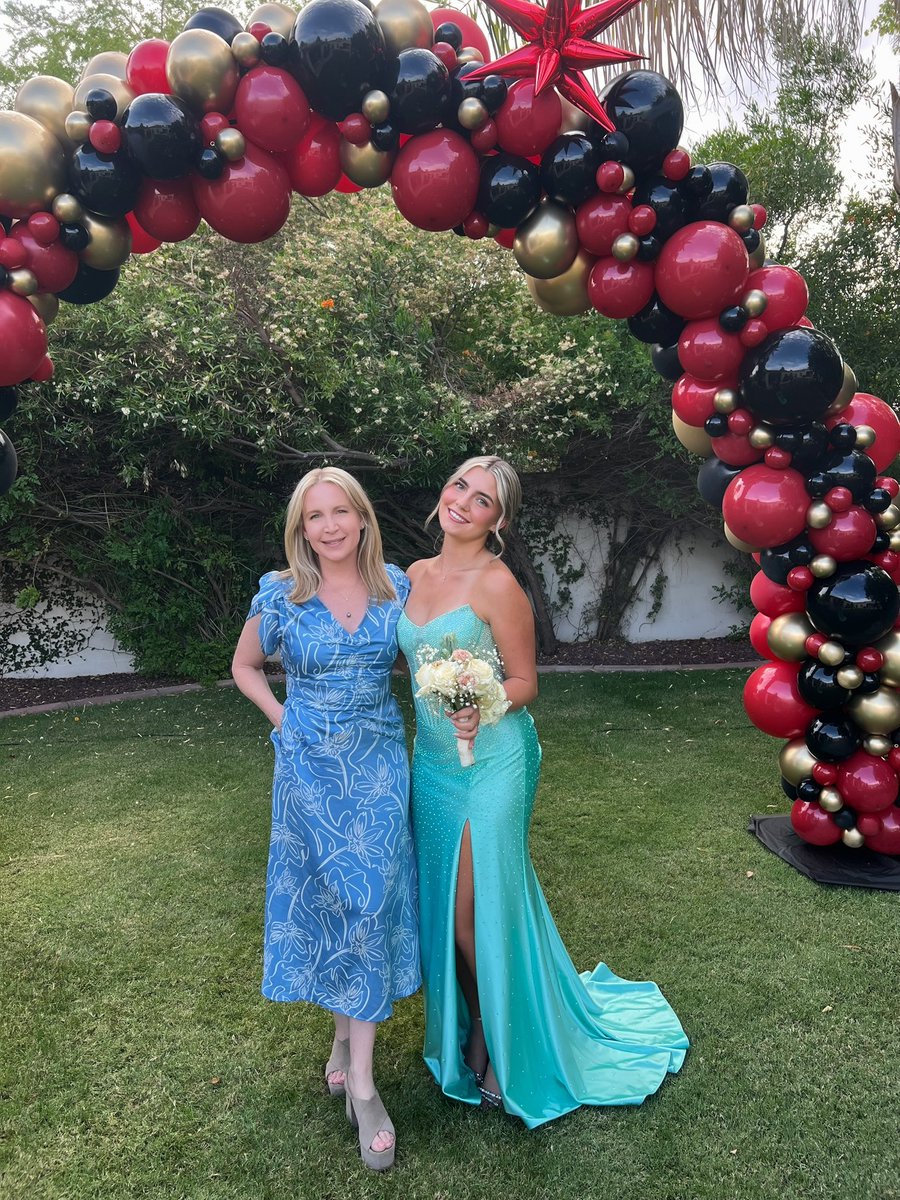 KarenBrownTV's tweet image. E’s Senior Prom! It’s going by so fast ☺️ Hope everyone had a great weekend as well! #HappyMonday ! #seniorprom #familymoments #timeflies #motherdaughter #ellegradavis @KarenBrownTV #darrelldavis #karendavis