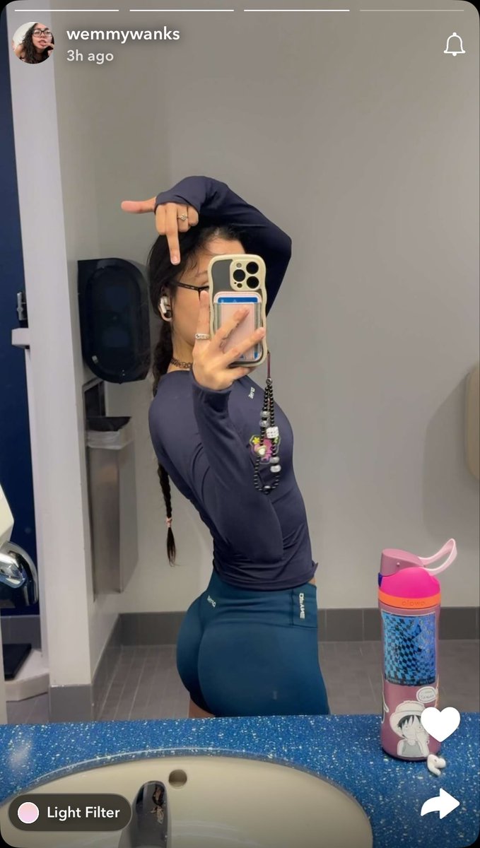 bambiDrops's tweet photo. Her middle finger is probably bigger than my “dick” 😖 @emmybanksxo https://t.co/a23sAbUYDZ