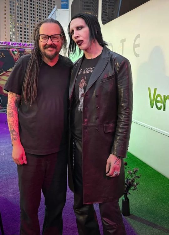 mulder_manson's tweet photo. 🩷🩵 Marilyn Manson and his long time friend Jonathan Davis. Backstage at Sick New World 🩵🩷 https://t.co/40ISHTuBvi