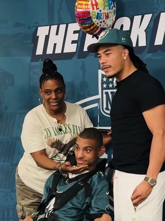 MLFootball's tweet photo. CLASS ACT: Philadelphia #Eagles first-round pick wide receiver Makai Lemon spent the day with local kids in the community.

👏👏👏

Owner Jeffrey Lurie has donated over 100 million dollars to charity, and likes to draft high-character players who are involved in the community. https://t.co/xg3WYPAvDe