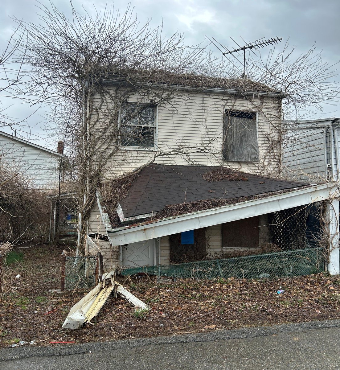 Pittsburgh's tweet photo. And #DemolitionDispatch goes citywide! 🏗️

As work finishes up in the Hilltop, Mayor @CoreyOConnorPA and @PLIpgh are expanding blight removal efforts into the West End.

This week, 10 properties in Elliott and Sheraden were announced for demolition. https://t.co/P7DNiQeiS0