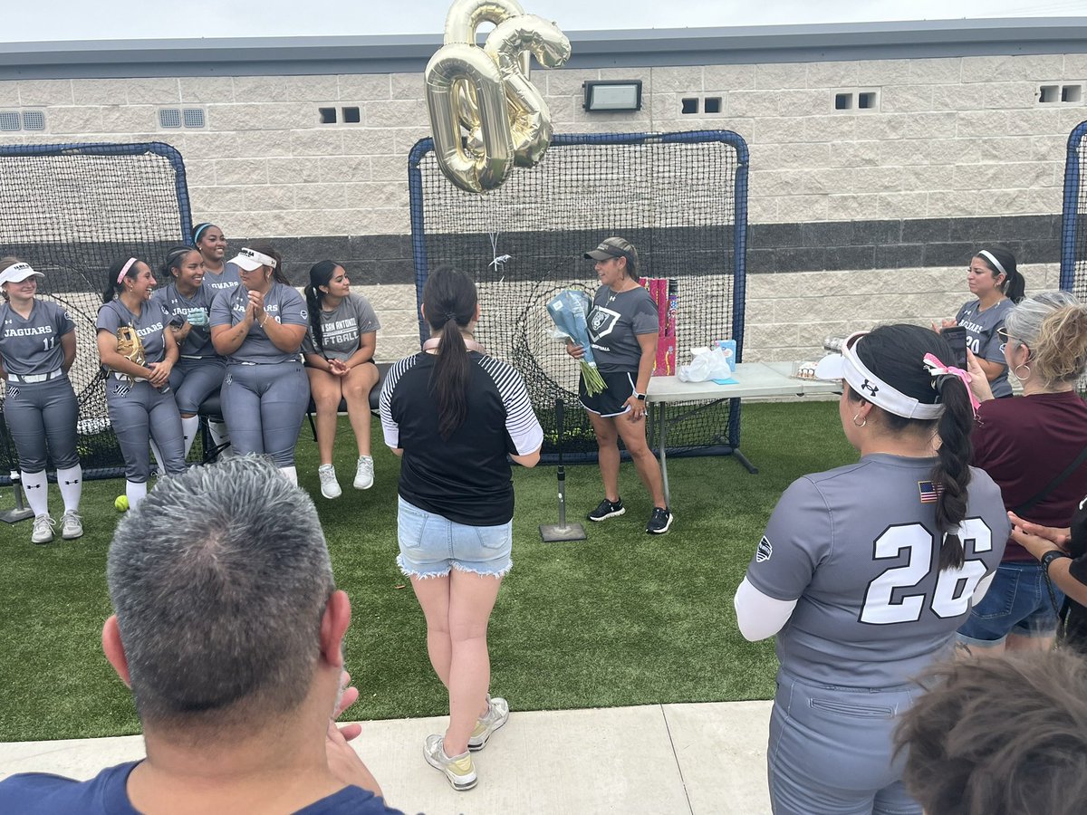 jaguaradsmith's tweet photo. Congratulations @coach_NicoleD on 200 Career Wins!!! We are very proud of you!! Go Jags!! 🎉2️⃣0️⃣0️⃣🎉👏🏾👏🏾👏🏾👏🏾🔥🔥🔥🥎 #BuildingChampions https://t.co/PT1undJ25x