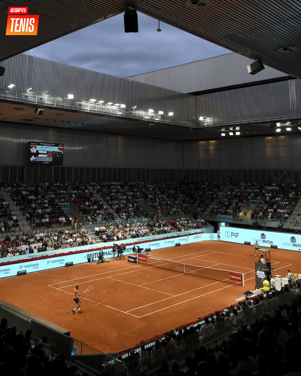ESPNtenis's tweet image. ¡LOS OCTAVOS DEL MASTERS 1000 DE MADRID! 💪

🇮🇹 Sinner vs. Norrie 🇬🇧
🇨🇿 Kopriva vs. Jódar 🇪🇸
🇦🇷 Etcheverry vs. Fils 🇫🇷
🇨🇿 Lehecka vs. Musetti 🇮🇹
🇬🇷 Tsitsipas vs. Ruud 🇳🇴
🇦🇷 F. Cerúndolo vs. Blockx 🇧🇪
🇷🇺 Medvedev vs. Cobolli 🇮🇹
🇨🇿 Mensik vs. Zverev 🇩🇪

📺 Mirá #Madrid en el Plan