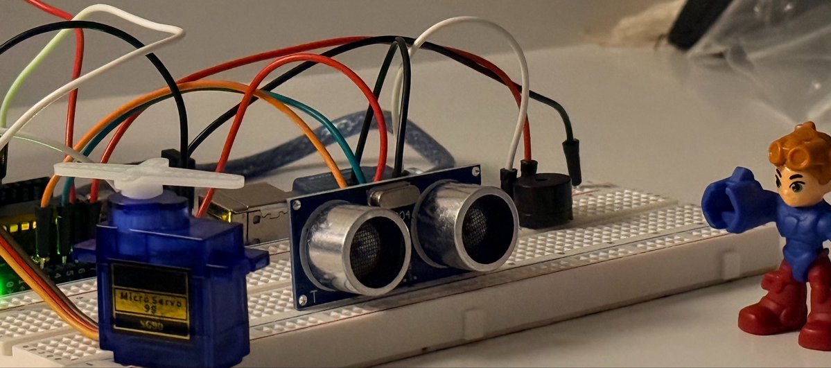 _Noorah87's tweet image. المشروع الثالث(3/100)⚡️

في البداية وصلت Ultrasonic:
VCC  للطرف الموجب
GND الطرف السالب 
Trig لpin 3 عشان يرسل الإشارة  
Echo ل pin5 عشان يستقبل الإشارة  

في Servo:
VCC  للطرف الموجب
GND الطرف السالب 
Signal  يستقبل أوامر الحركة  

وفي الاخير Buzzer 
#Arduino  #IoT #Tech