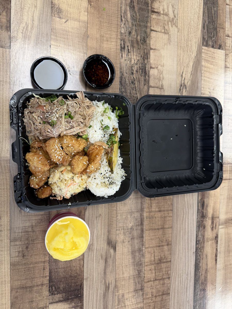 kdbuerge's tweet photo. My #ManVsFood World Tour continued with stop 178 and lunch at @dasltypineapple .

They feature classic Hawaiian food with modern creative twists.  Sweet and Salty dish featured kalua pork and sweet garlic chicken on white rice with a side of Polynesian macaroni salad. @caseyscall https://t.co/lIYvRO4IRj