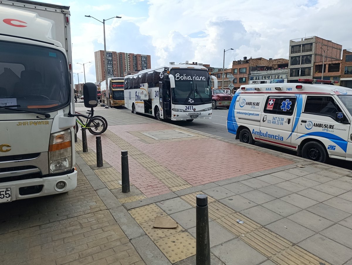 FzaDelCambio's tweet photo. Definitivamente a @SectorMovilidad le quedó grande la Avenida Guayacanes, que quedó convertida en parqueadero. Todas las tardes paso por allí y veo este panorama. Y el alcalde Galán? Bien en gracias. Mandan algunas patrullas a veces en la mañana y en la tarde de nuevo el desorden https://t.co/If1y3PN23t